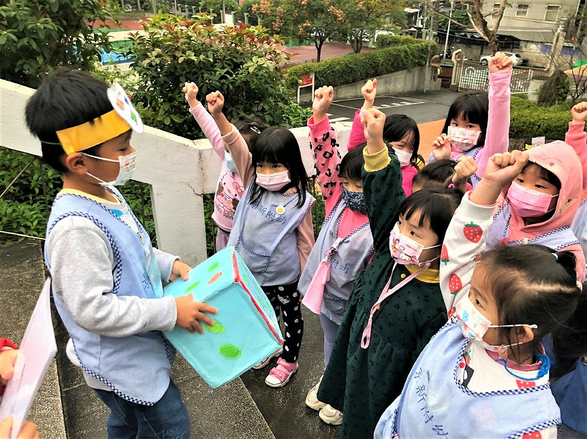 景新國小附幼舉辦創新遊戲「八角梯大富翁」，小朋也熱烈參加。 圖：新北市教育局提供