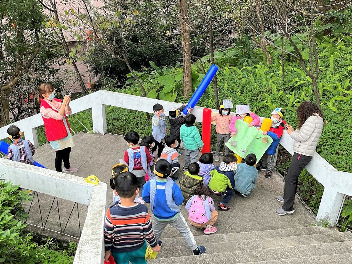 景新國小附幼舉辦創新遊戲「八角梯大富翁」。 圖：新北市教育局提供