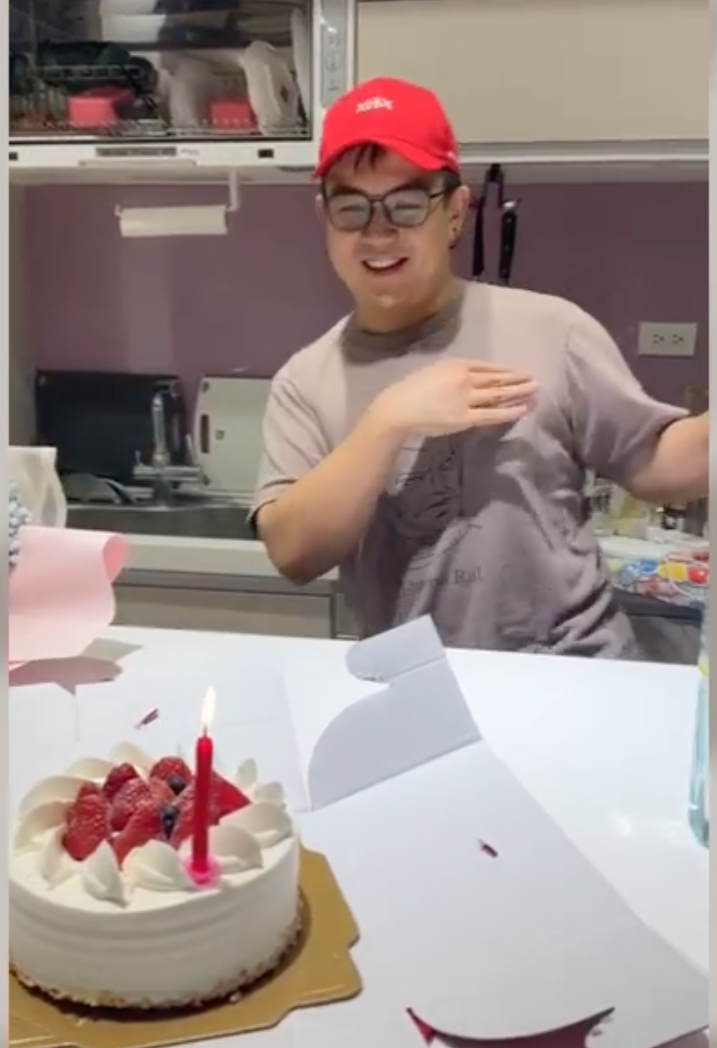 影片中的六嘆對著解婕翎唱生日快樂歌，還配上舞蹈動作。 圖：翻攝自IG＠dollshin