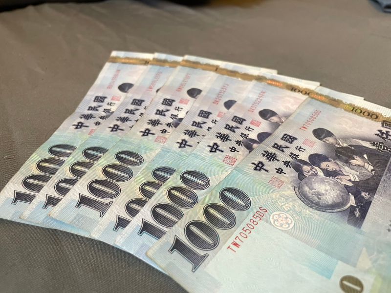 全民普發6000元現金登記開跑！23日開放身分證及居留證尾數為2、3的民眾。 圖/記者張嘉哲攝
