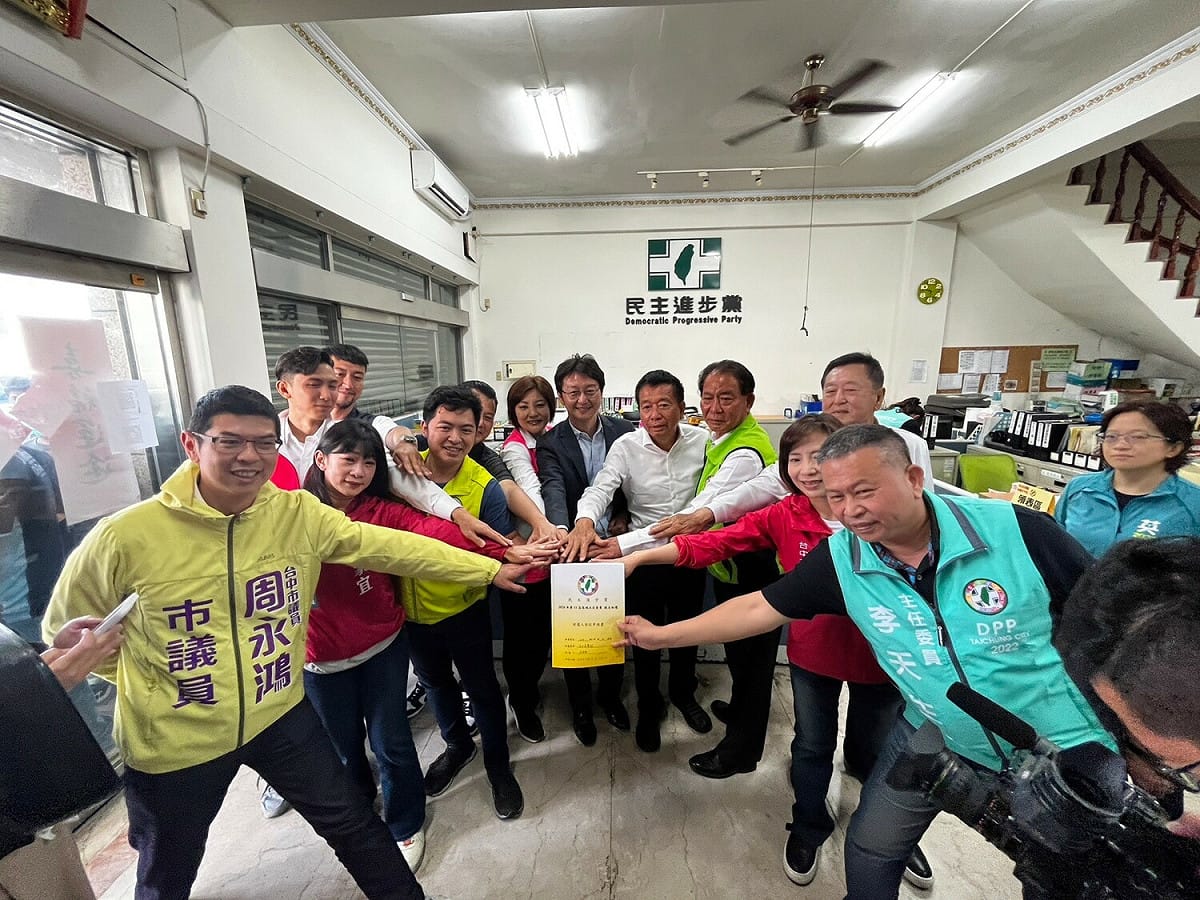 江肇國由多位正國會及英系市議員陪同辦妥登記，展現強大氣勢。 江肇國/提供