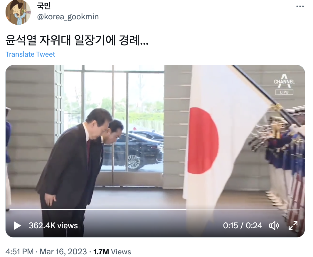 南韓總統尹錫悅上任後首次訪日，對兩國國旗敬禮，但就電視畫面上彷彿是僅對日本國旗敬禮。 圖：翻攝自推特
