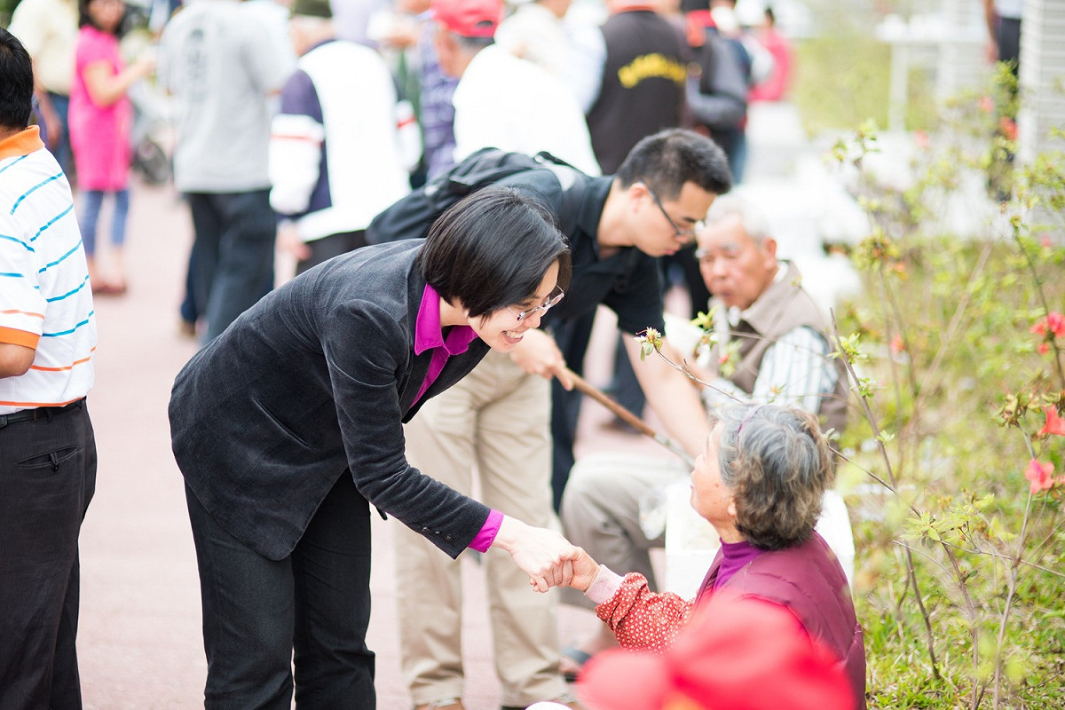 前新竹市立委徐欣瑩今（24）日宣佈參選新竹縣立委選舉。 圖：取自徐欣瑩臉書