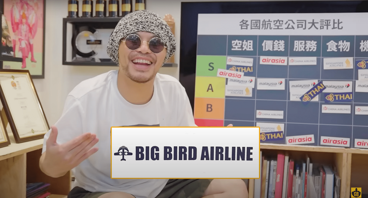 他近日透過上傳航空公司評比影片，趁勢宣傳演場會資訊。 圖：翻攝自YT/The Geebai Team 擊敗人團隊