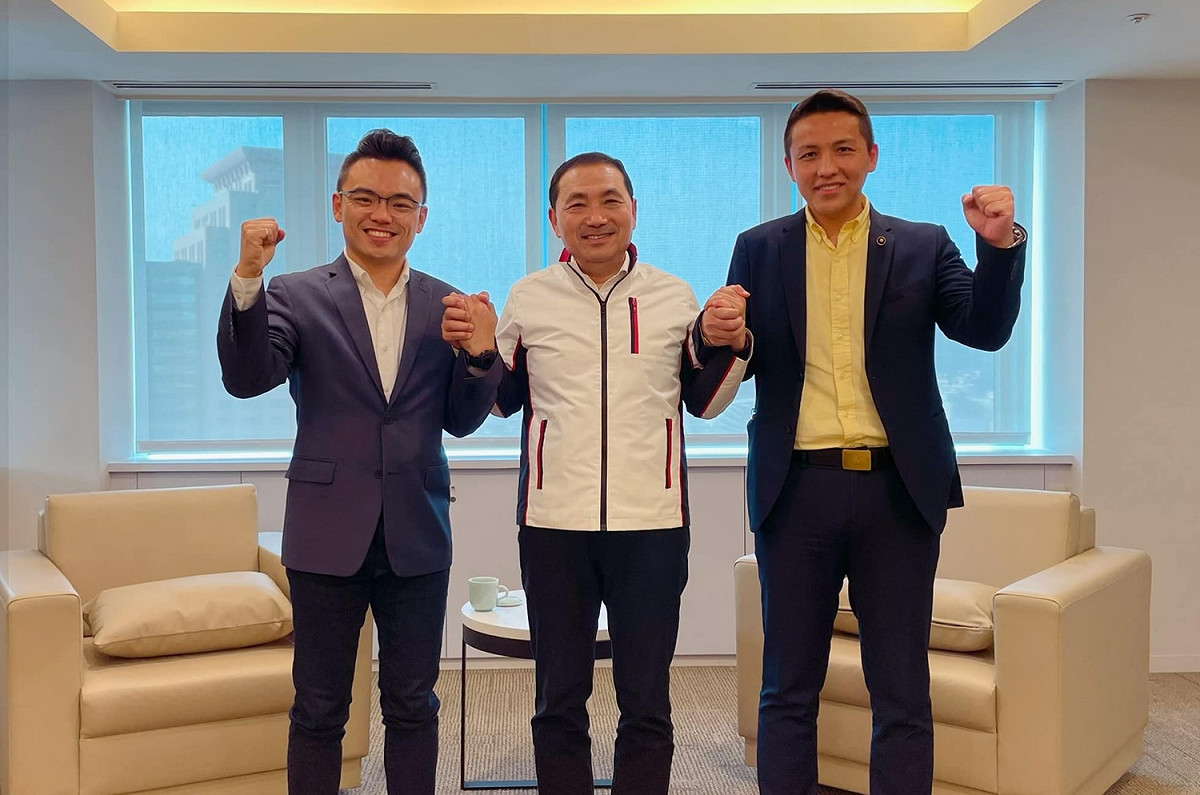 新北市長侯友宜協調新北市議員陳偉杰（圖左）不參加立委初選，讓立委洪孟楷（圖右）爭取連任。 圖：擷取自洪孟楷/臉書