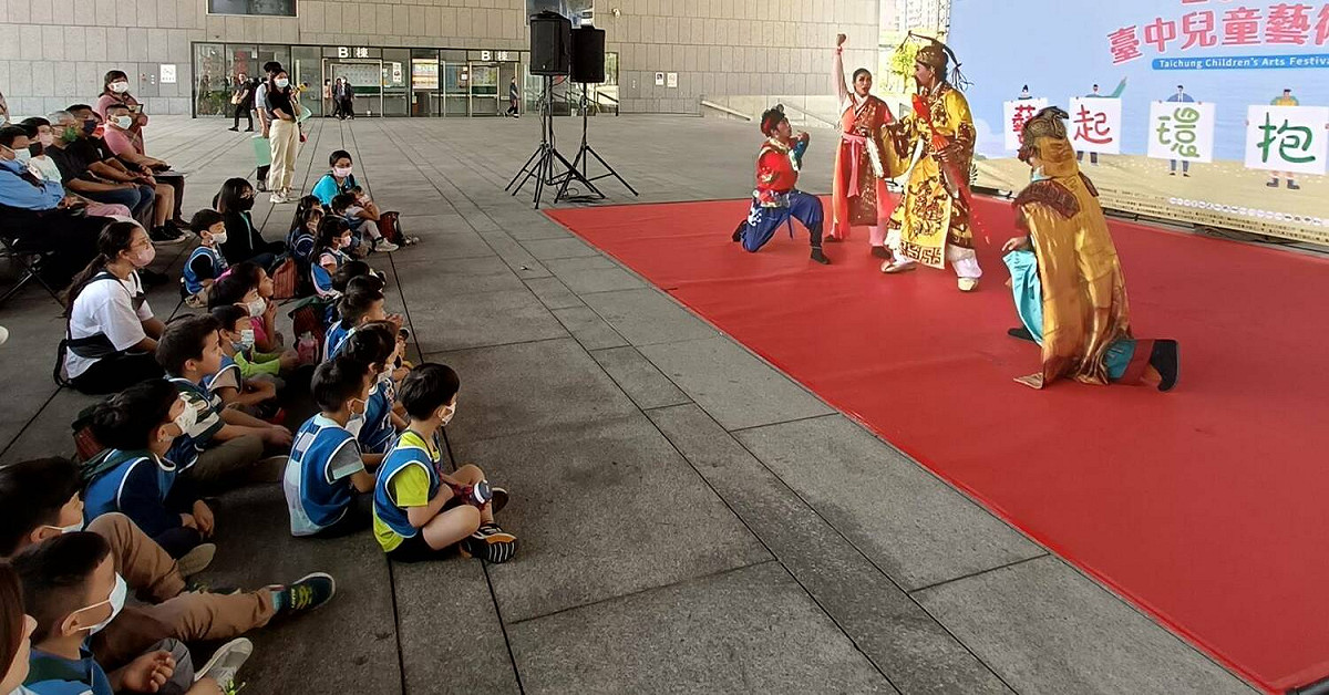 幼兒園小朋友認真觀賞紙風車劇團的演出。 唐復年/攝