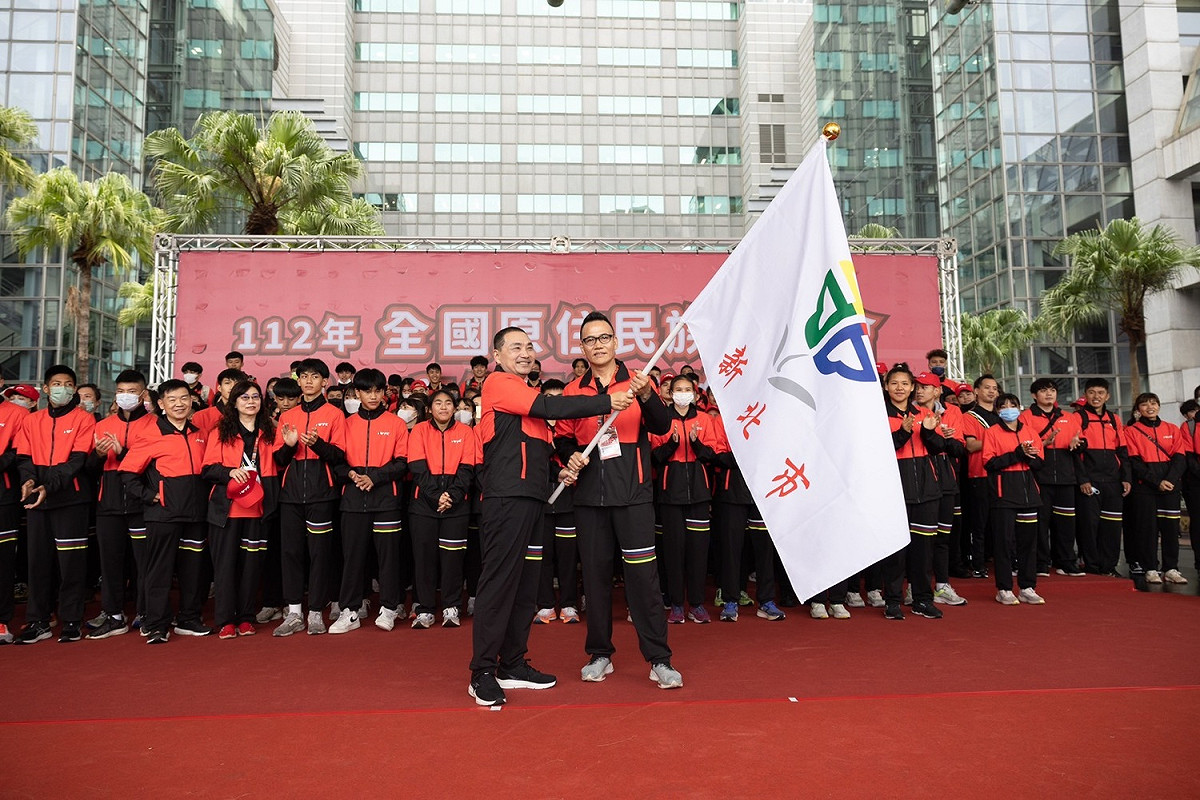 侯友宜授旗予總教練林慶勝。 圖：新北市原民局提供