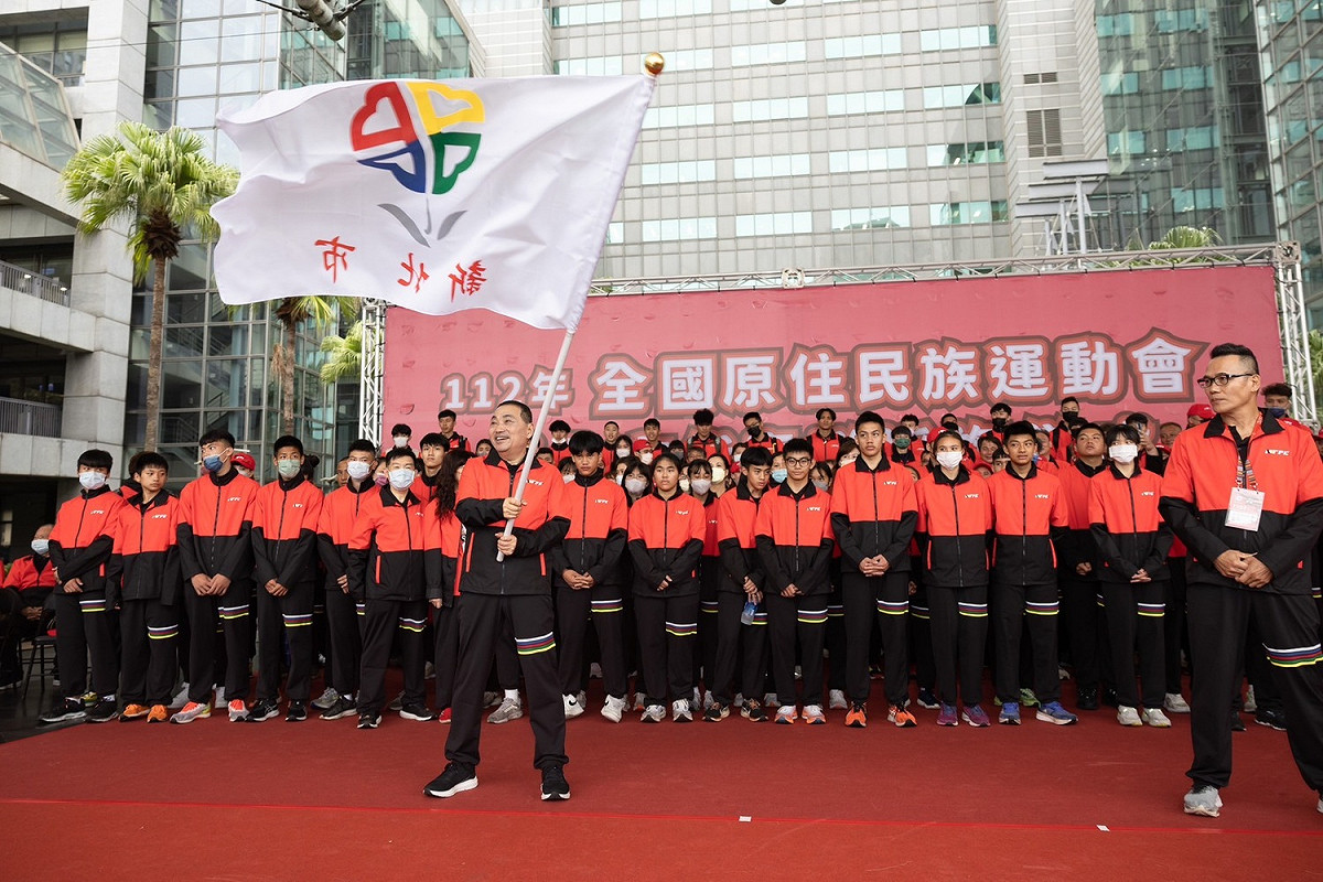 侯友宜揮市旗激勵士氣。 圖：新北市原民局提供