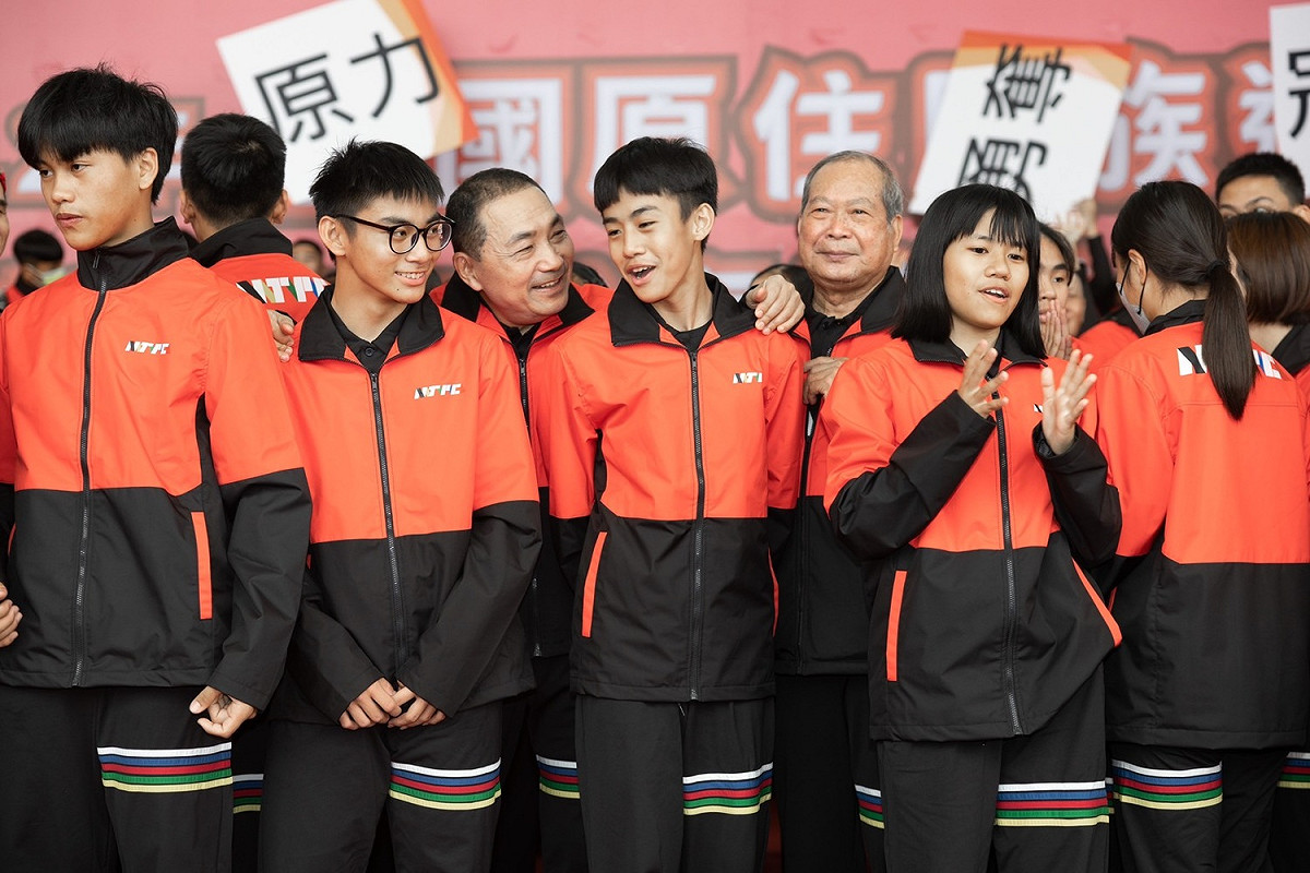 侯友宜鼓勵青少年選手。 圖：新北市原民局提供