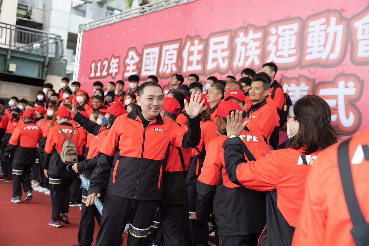 侯友宜與選手擊掌加油打氣。 圖：新北市原民局提供