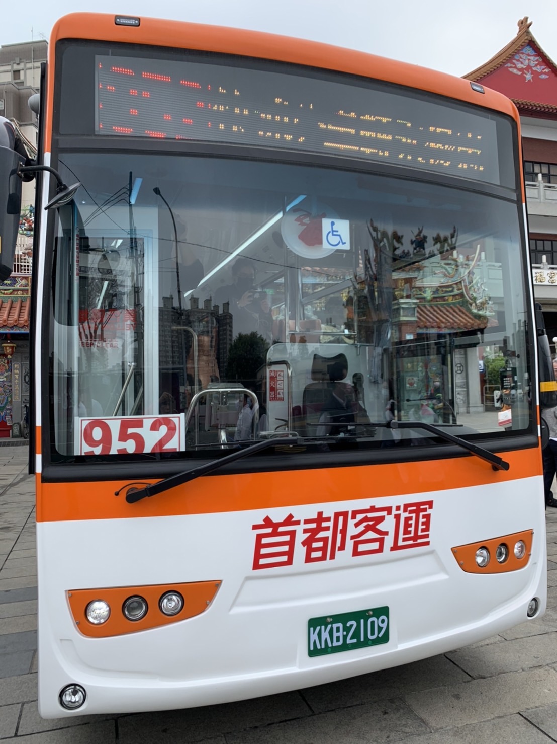 「952板橋－南崁」跨市快速公車。 圖：新北市交通局提供