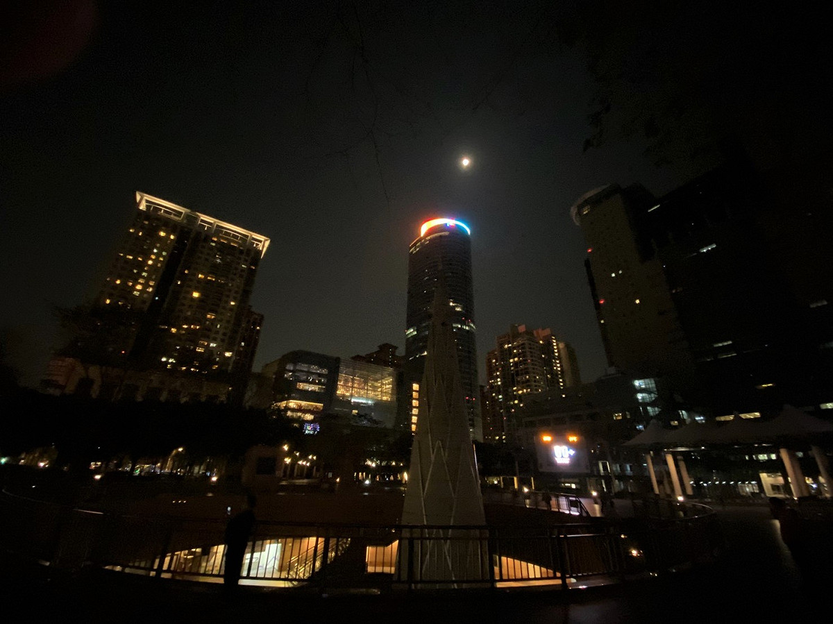 新北市第一行政大樓及市民廣場配合關燈一小時活動（資料照）。 圖：新北市環保局提供