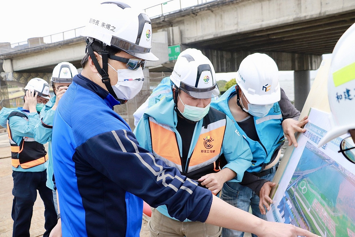 新工處同仁向朱惕之簡報三重環河北路2段機車專用引道工程進度，整體工程預計於明年3月完工。 圖：新北市工務局提供