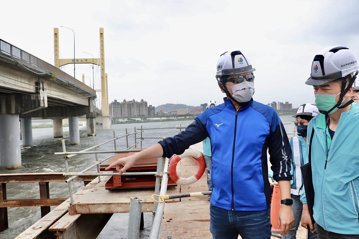 新北市副市長朱惕之（左）於昨日前往視察三重環河北路2段機車專用引道工程，關心工程進度並期勉施工團隊如期如質完工。 圖：新北市工務局提供