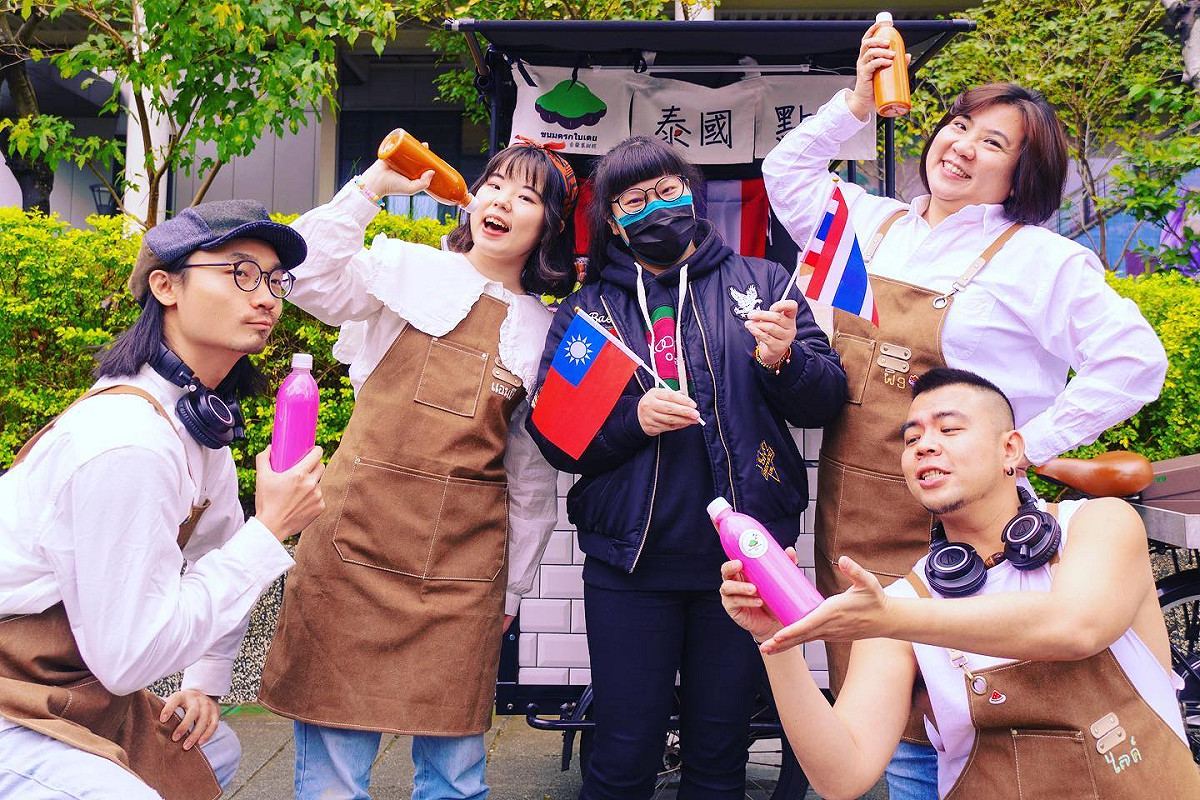 เพลงTHAI Music Shop主持人艾咪與薑黃帶民眾認識各式泰國音樂。 圖：由鳴鳴工作室提供