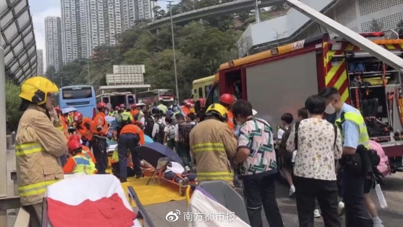 香港觀塘將軍澳道今(24)日發生一起連環車禍，有 4 輛載滿孩童的遊覽車與1輛小型貨車疑似頭尾相撞，至少 75 人受傷。 圖:翻攝自陸媒南方都市報