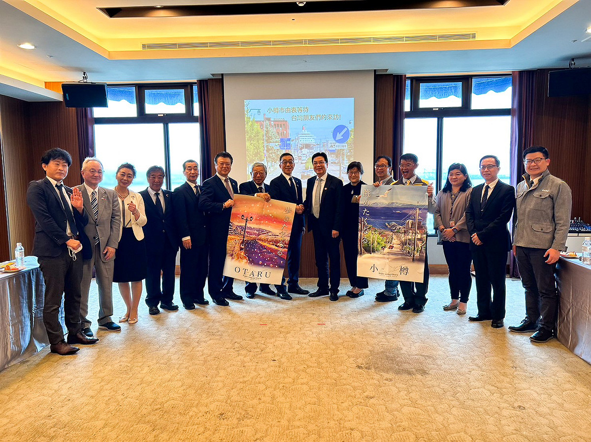 新北市副市長劉和然(右7)率隊接待日本北海道小樽市，交流台日雙方商圈文化、疫後觀光推廣及地方創生經驗。 圖：新北市經發局提供