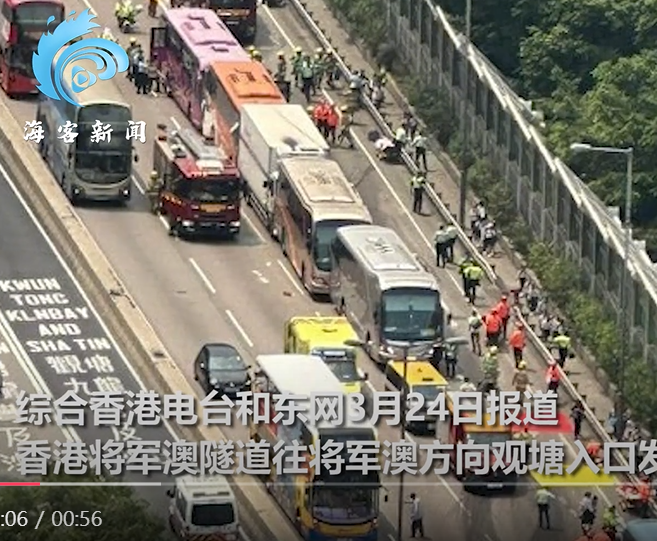 救護人員到達事發現場後，從遊覽車上抬出多名傷者，許多人的頭部和頸部受傷，目前傷者已分流送往多家醫院。 圖:翻攝自海客新聞影片