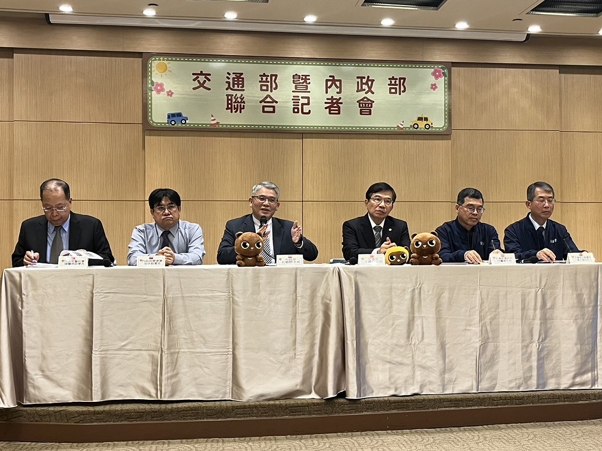內政部次長花敬群（左3）今（24）天出席道路暨行人交通安全改善記者會。 圖：內政部提供