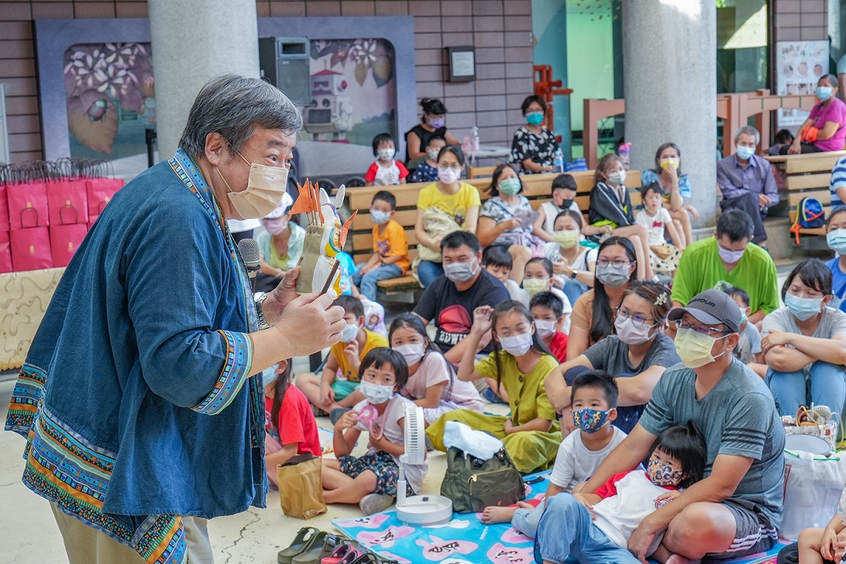 胖叔叔說故事是最受親子家庭歡迎的節目之一。 圖：高雄市文化局/提供