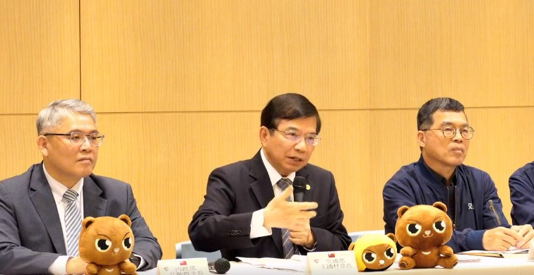 交通部長王國材(中)表中示，為了改善道安問題，將針對等3大面向，提出10項改善策略。 圖：翻攝自交通部臉書