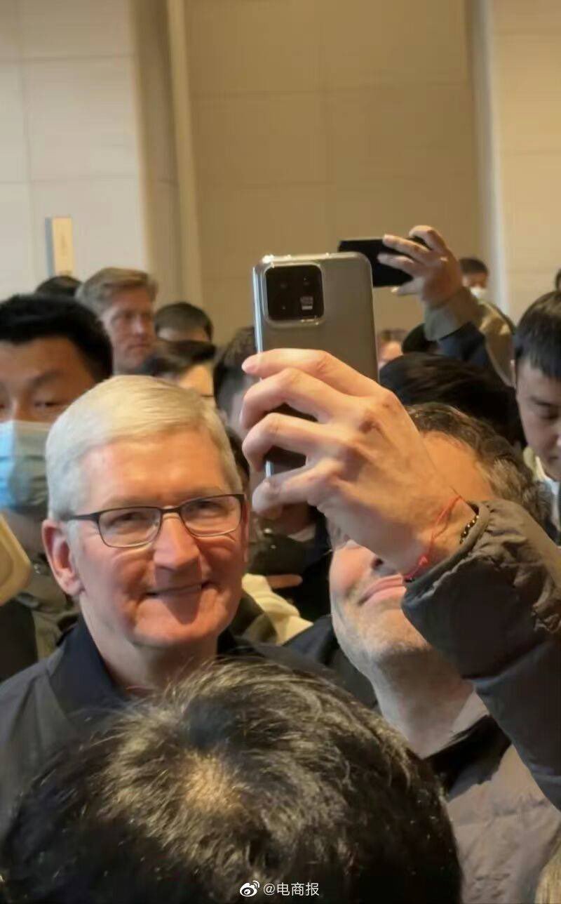 蘋果執行長庫克24日無預警現身在北京三里屯的Apple Store直營店。 圖：翻攝電商報微博