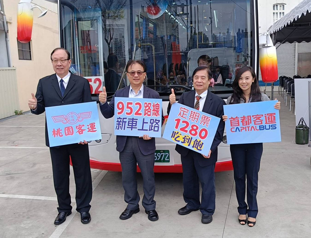 「952板橋－南崁」跨市快速公車24輛全新升級，首都客運執行董事李婷娜（右一起）、新北市交通局長鍾鳴時、桃園市交通局長張新福等人上午共同宣布。 圖：首都客運提供