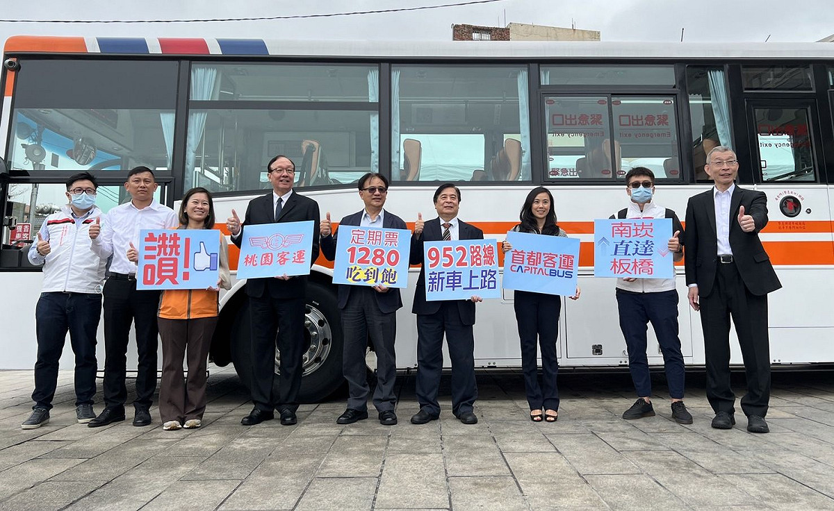 新北市交通局長鍾鳴時（右四）、桃園市交通局長張新福（右五）、首都客運執行董事李婷娜（右三）及總經理李建文（右一）等人，今天上午連袂出席「新北市952路線新車上路」記者會。 圖：首都客運提供