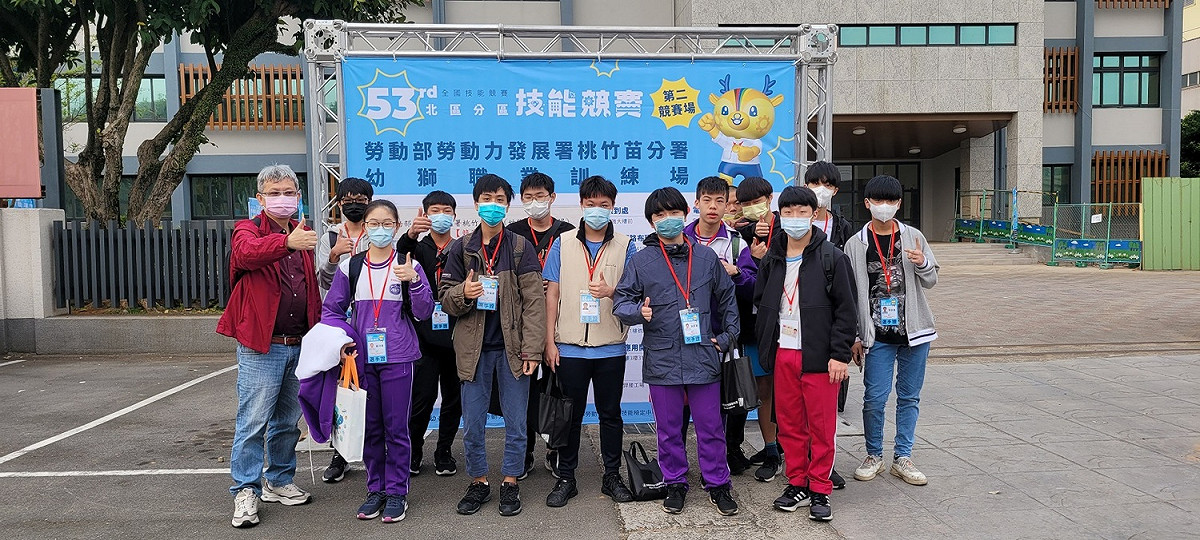 泰山高中電子科團隊培訓電子職種與參賽學生合照。 圖：新北市教育局提供