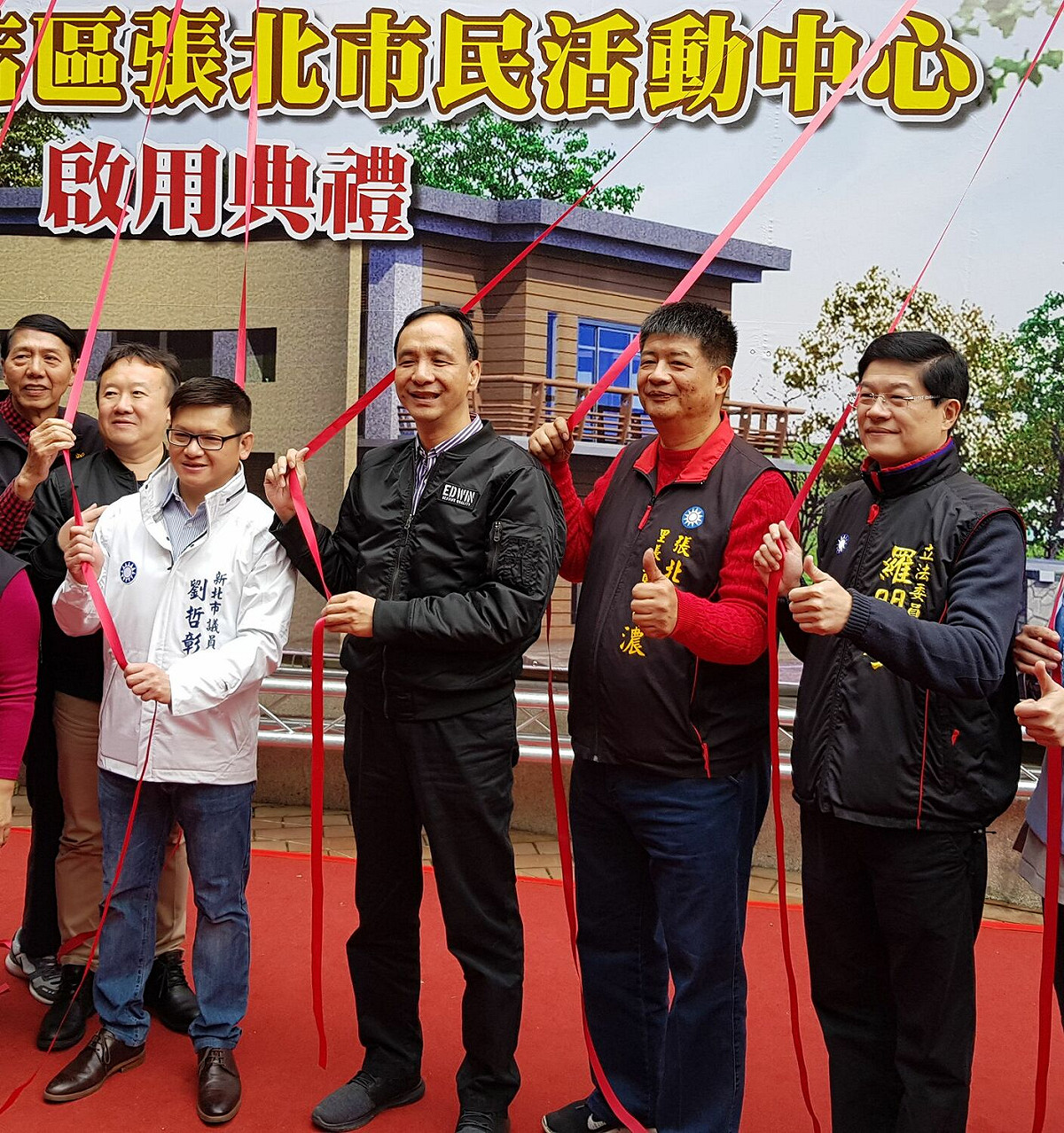 新店區立委羅明才（右一）遭市議員劉哲彰（前排左一）挑戰。 圖：新北市政府提供