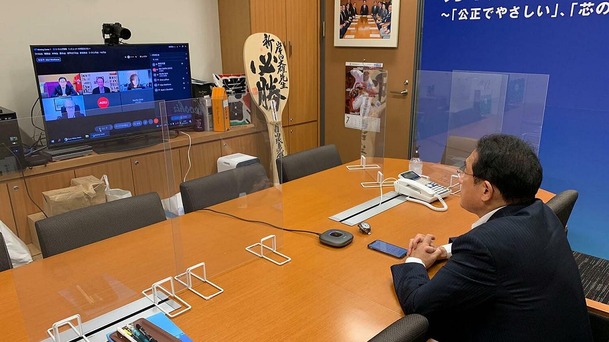 2021年7月，岸田文雄在臉書發布他參加國際視訊會議照片時，辦公室裡擺有家鄉請來的必勝飯勺。 圖：翻攝自岸田文雄臉書