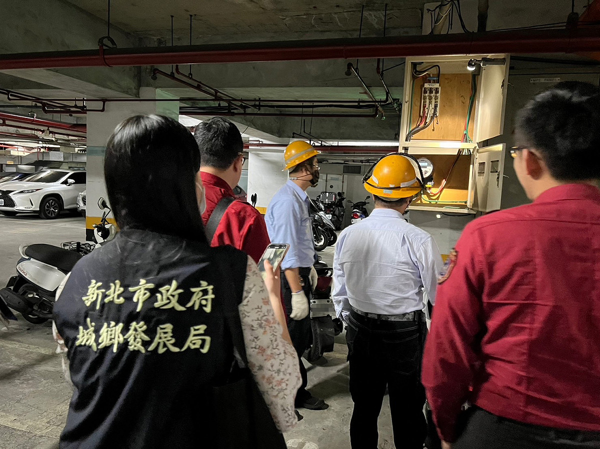 隱身在中和某處住宅區的違規視聽歌唱業，新北市府執行斷電處分。 圖：新北市城鄉局提供