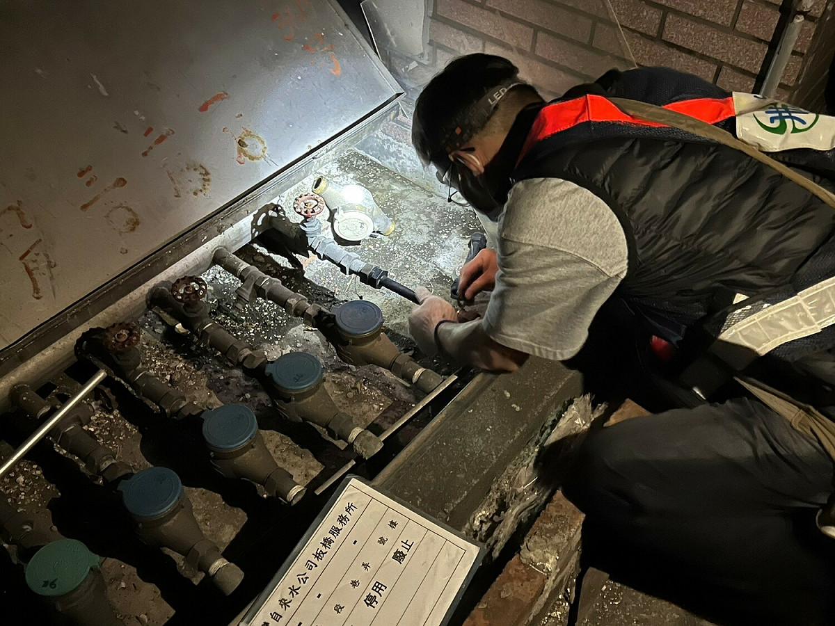 隱身在中和某處住宅區的違規視聽歌唱業，新北市府執行斷水處分。 圖：新北市城鄉局提供