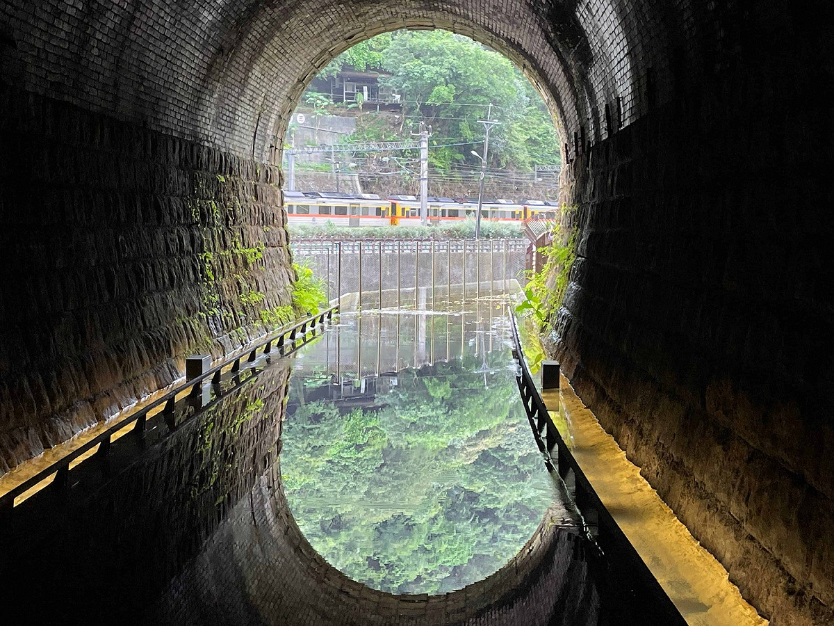 三瓜子隧道出口處的「鏡面水池」，絕美之景成為人氣打卡點。 圖：新北市觀旅局提供