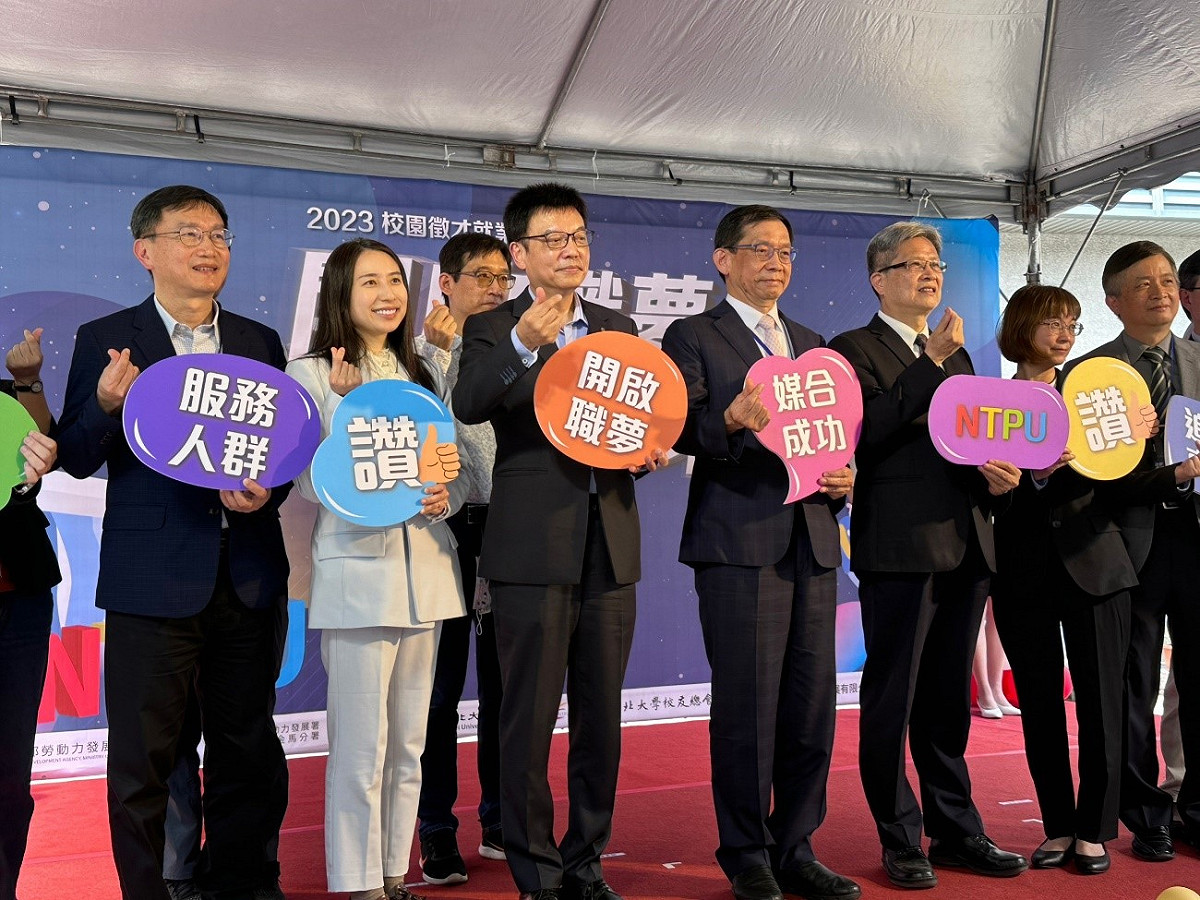 新北市青年局長錢念群（左二）出席台北大學校園徵才博覽會。 圖：新北市青年局提供