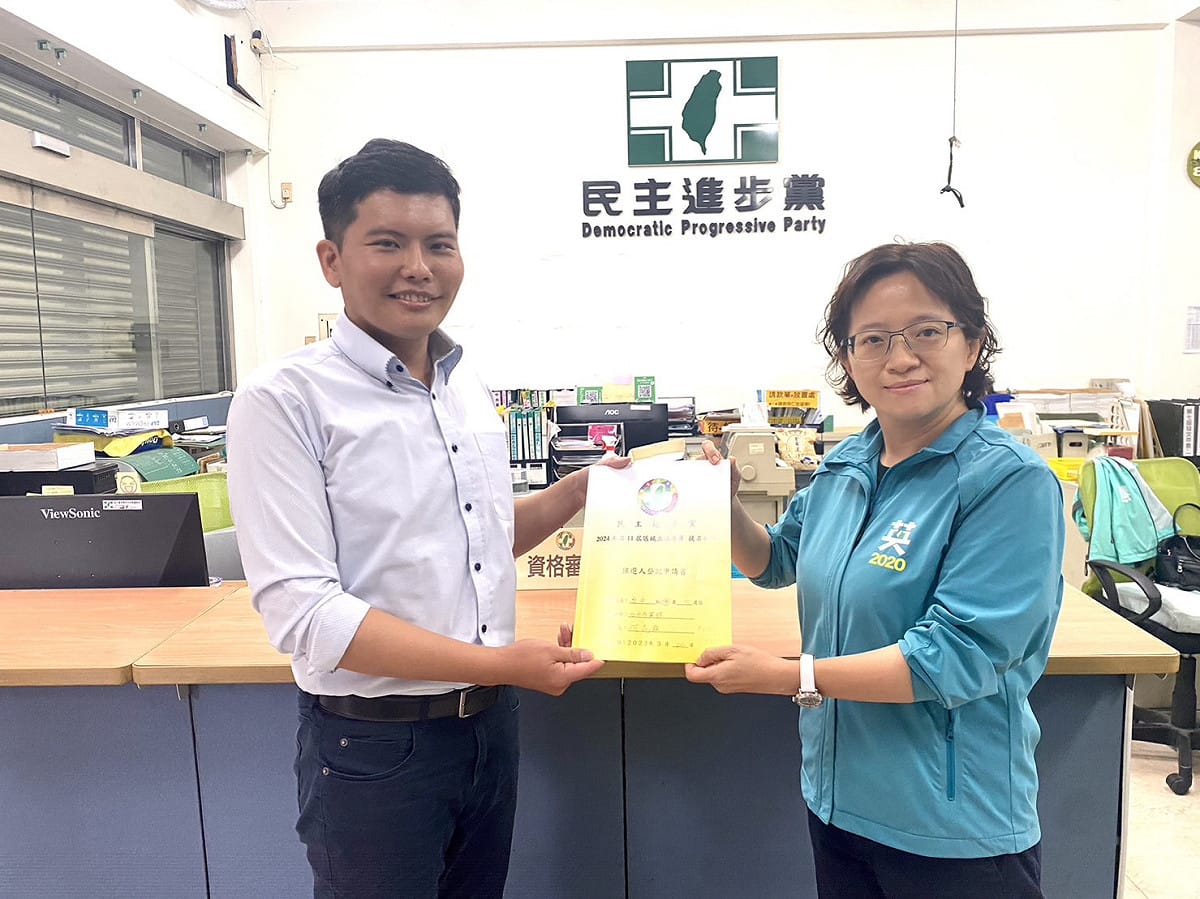 何昆霖辦妥立委初選登記，但他呼籲黨中央把黃國書也列入初選民調。 民進黨台中市黨部/提供