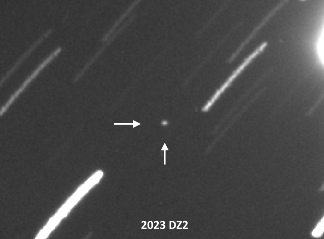 代號「2023 DZ2」的小行星估計在台灣時間 26 日凌晨 3 時 51 分最接近地球。 圖:翻攝自維基百科