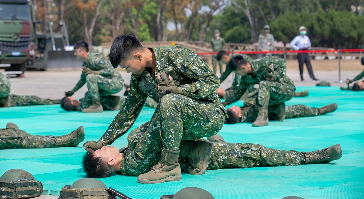 陸軍52工兵群演練近戰格鬥 圖：總統府提供