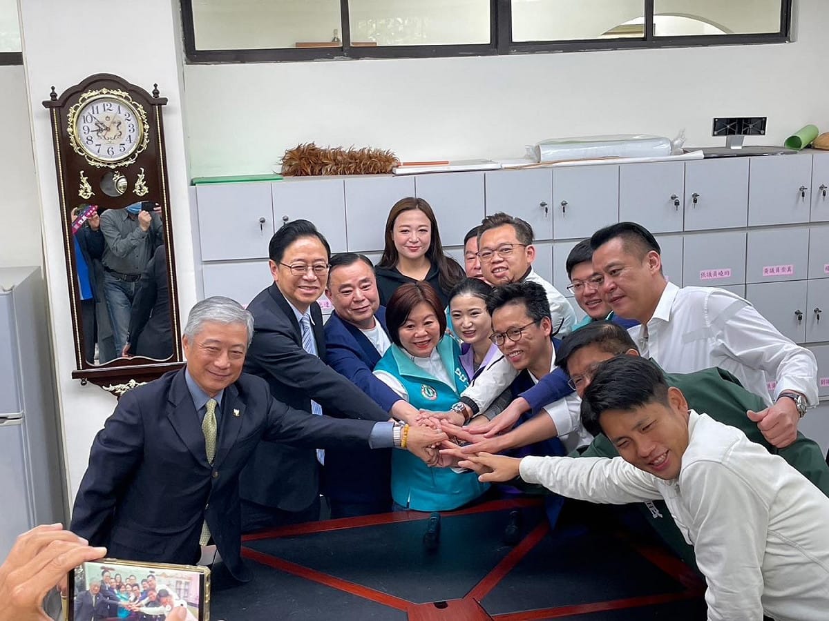 桃園市法務局長賴彌鼎（左）日前在議會質詢時拍桌、與議員對罵，桃園市長張善政（左2）今天在議長邱奕勝（左3）陪同下，率賴彌鼎到民進黨團辦公室致歉。 圖：取自呂林小鳳臉書