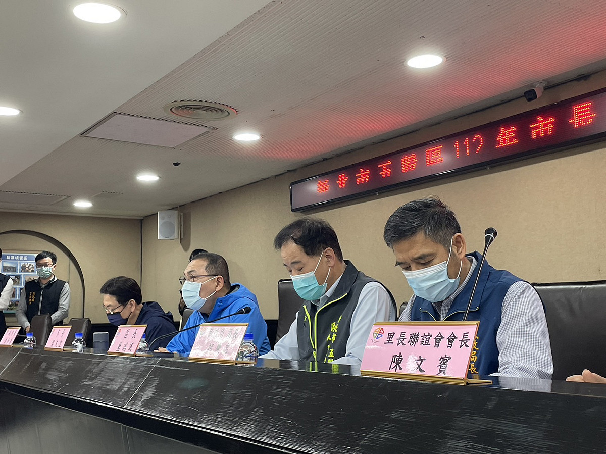 此次各里里長也提出6項提案，會中就電桿下地、公園整建、污水接管、道路柏油路況改善等案討論。 圖：新北市民政局提供
