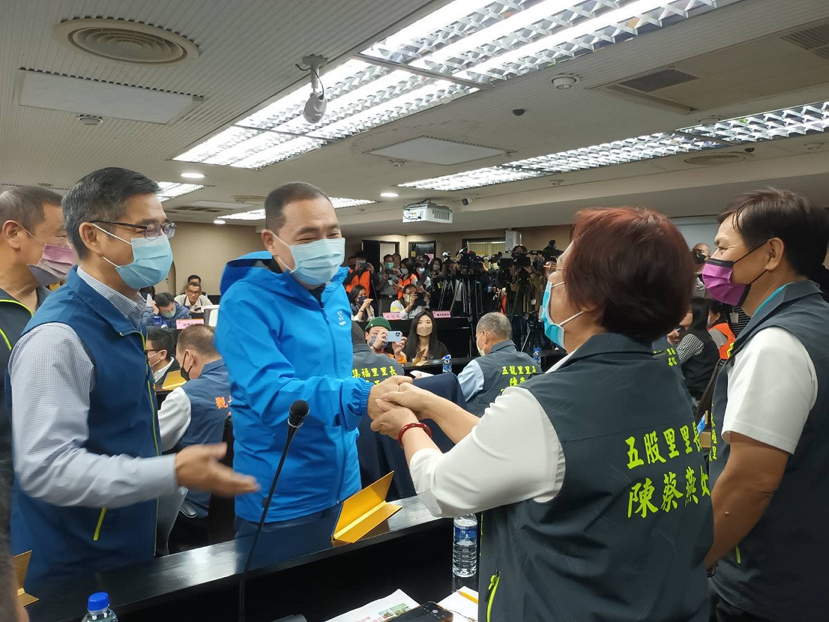 侯友宜於會議前與五股各里里長一一寒暄致意。 圖：新北市民政局/提供