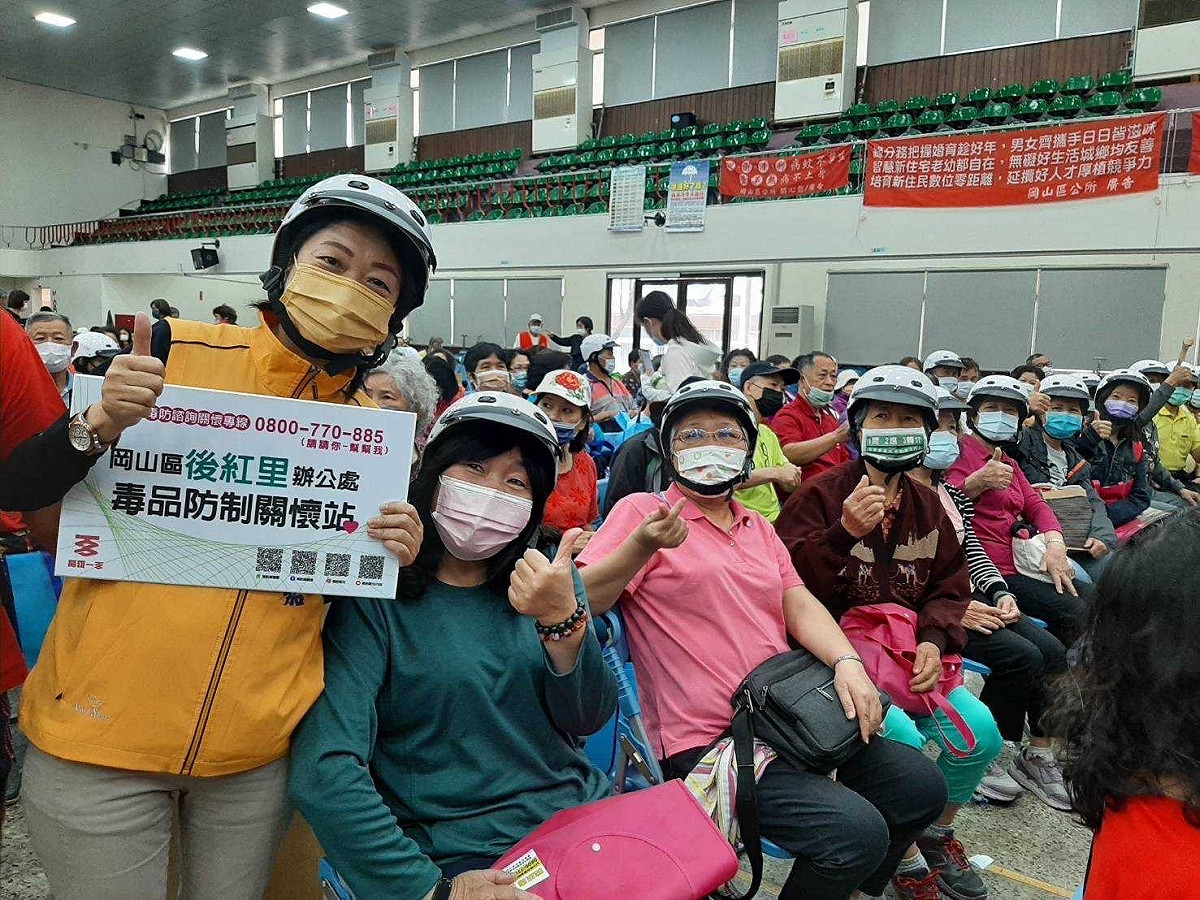 高雄市政府毒品防制局將首創「里辦公處毒品防制關懷站」推進岡山區，與區公所及里長合作，25日於岡山農工舉辦33里辦公處毒品防制關懷站啟動儀式。 圖：高雄市政府毒品防制局提供