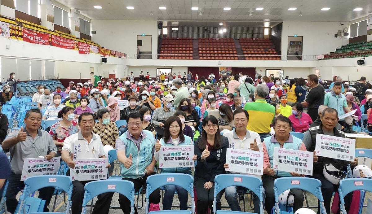 高雄市政府毒品防制局將首創「里辦公處毒品防制關懷站」推進岡山區，與區公所及里長合作，25日於岡山農工舉辦33里辦公處毒品防制關懷站啟動儀式。 圖：高雄市政府毒品防制局提供