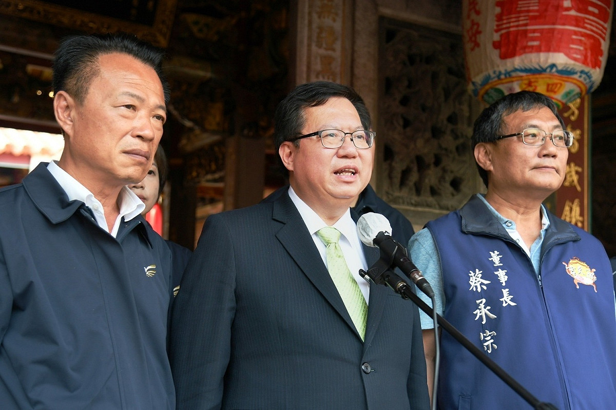 行政院副院長鄭文燦（中） 圖：行政院提供
