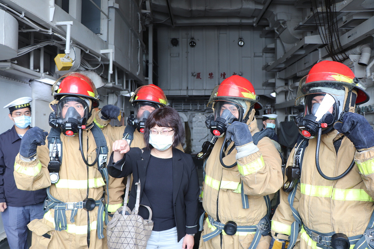 錦和高中教職員體驗穿戴滅火裝備。 圖：新北市教育局提供