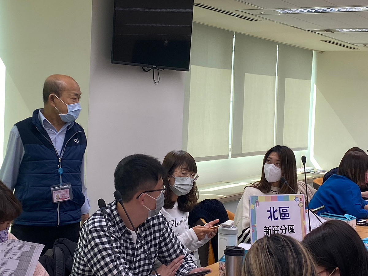 北區新莊分區承辦學校討論輔導轉銜，教育局副局長歐人豪(左)鼓勵輔導人員引領孩子邁向下一教育階段。 圖：新北市教育局提供