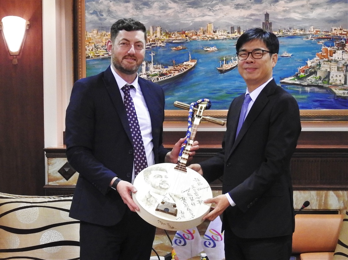 陳其邁(右)致贈刻有戴伊畫像之月琴。 圖：高雄市行政暨國際處/提供