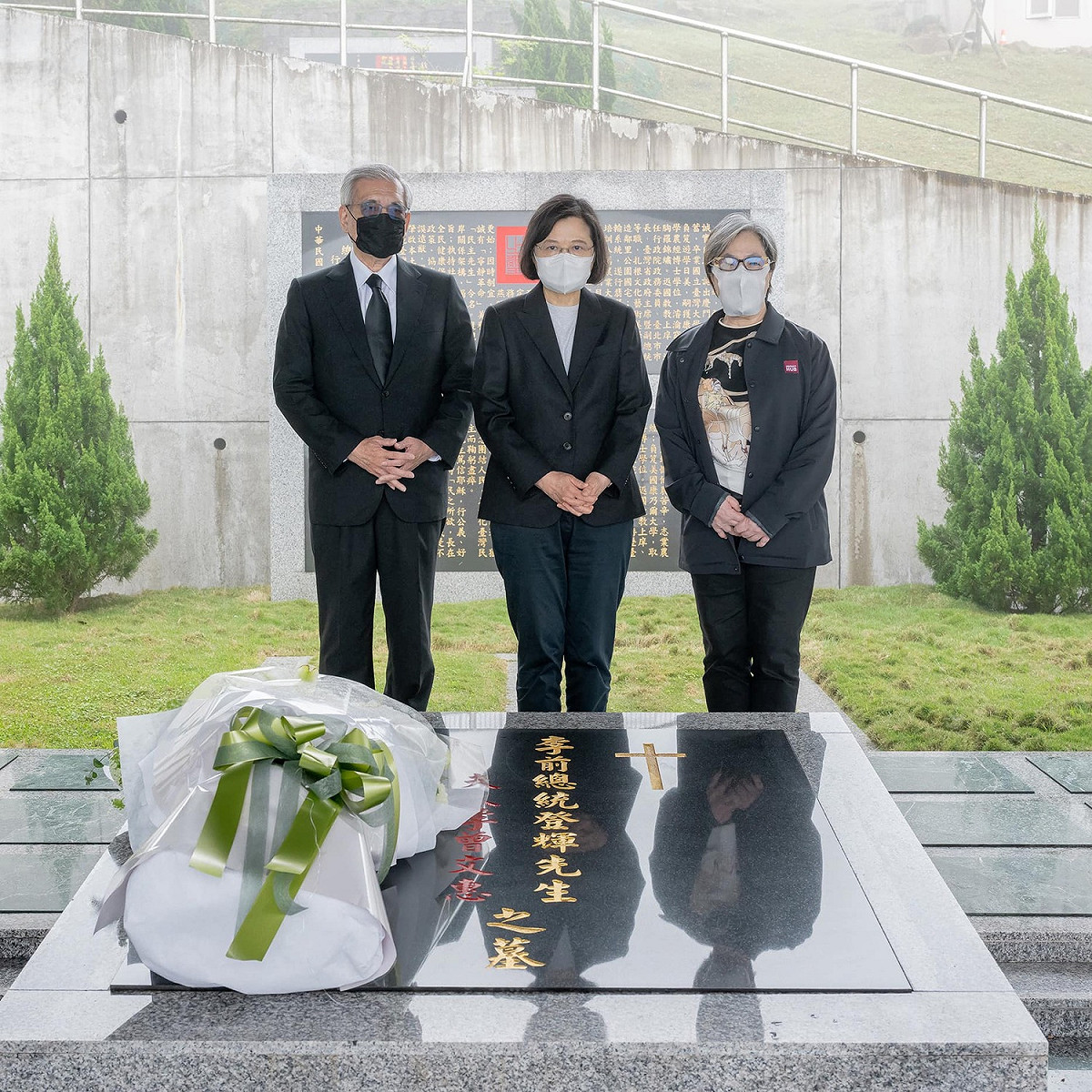 總統蔡英文到李登輝墓前致意。 圖：蔡英文臉書