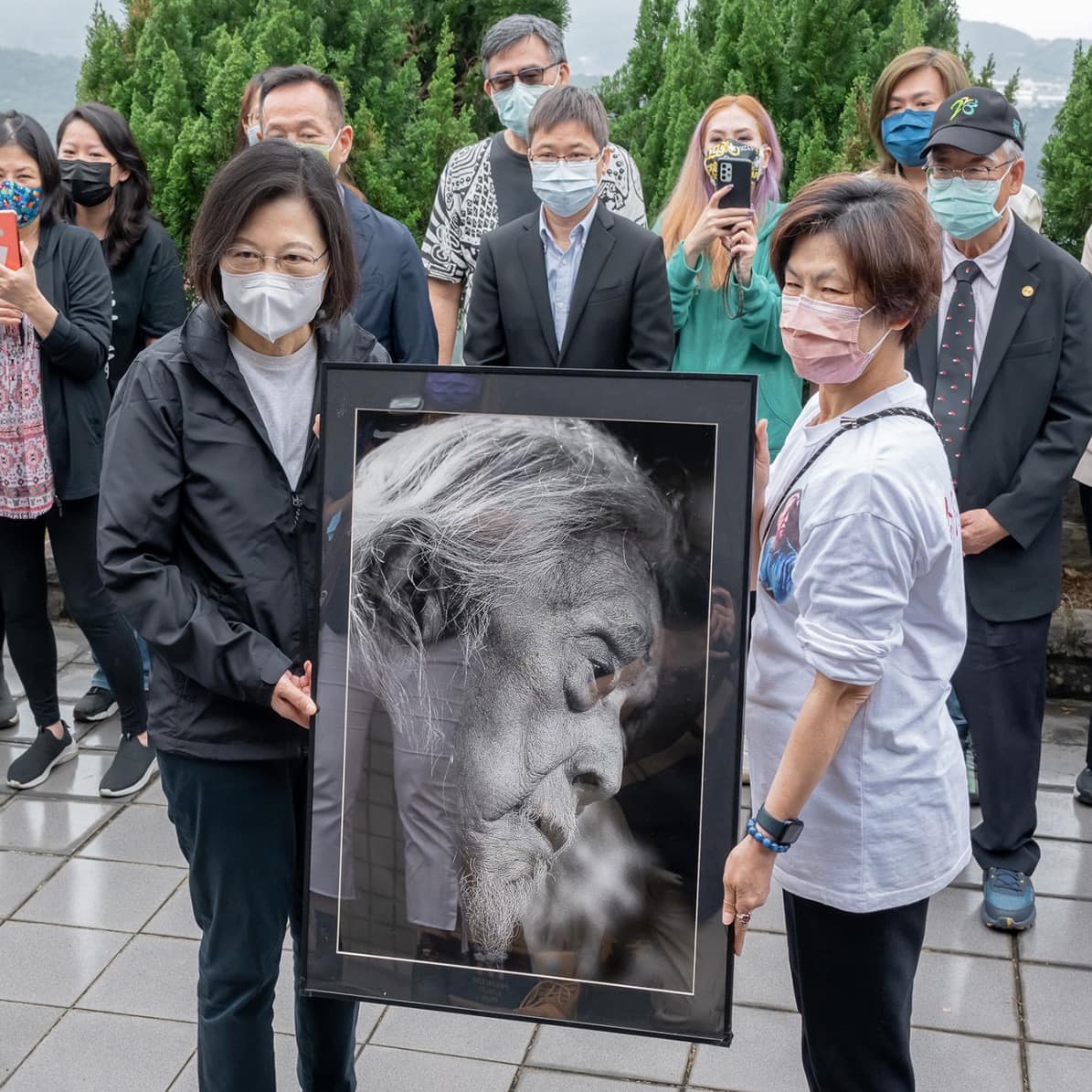 總統蔡英文到獨台會創辦人史明墓前致意。 圖：蔡英文臉書