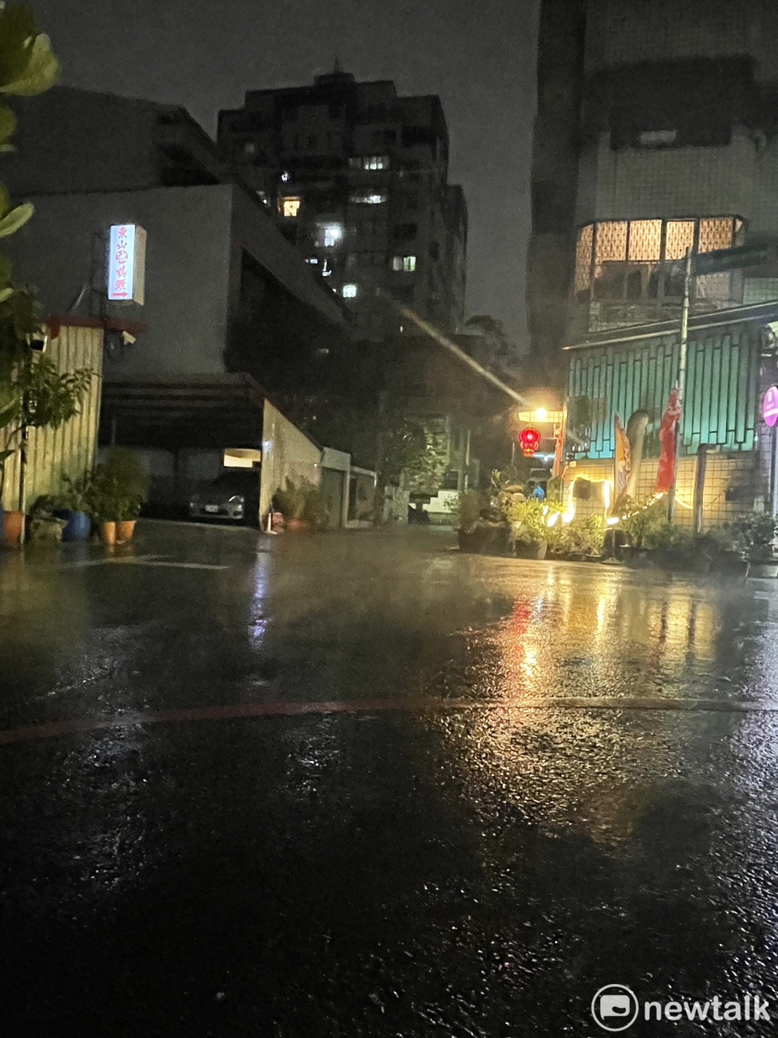 而南部因距離上一場大雨（>200毫米）達近 600 天，曾文水庫蓄水量下降，包括嘉義、高雄等水情吃緊，今天也有不少網友集氣希望春雨將臨南部。據當地傳來消息，台南已與晚間開始降雨，期望帶來替中南部水庫補水的機會。 圖：張正霖/攝